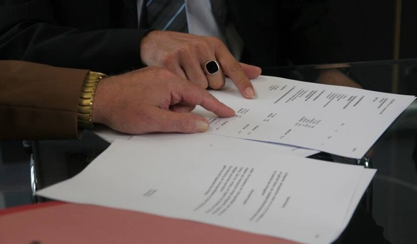 papírra mutató ujjak